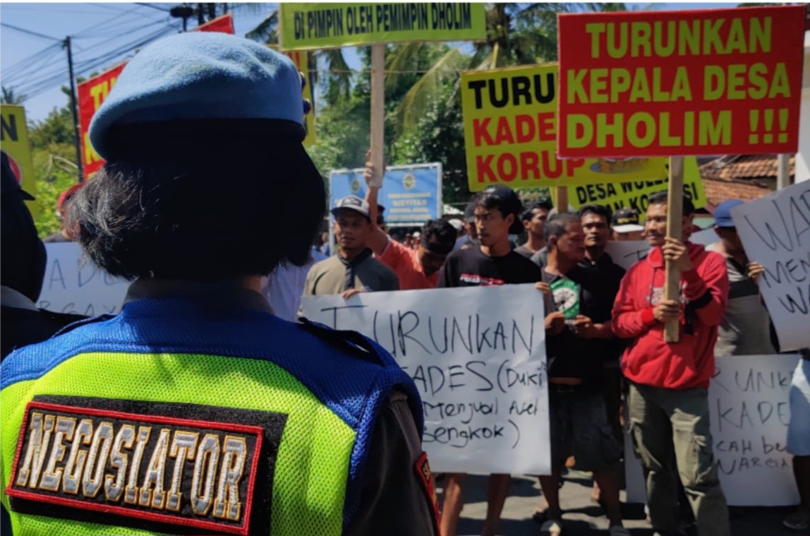 Diduga Jual Tanah Bengkok, Kades Wuled Pekalongan Didemo Warga