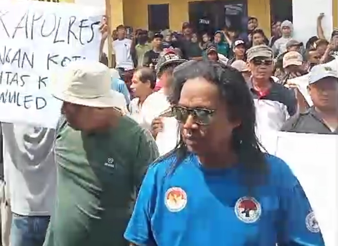 Ratusan Warga Didampangi LSM Robin Hood 23 Geruduk Kades Wuled Pekalongan Untuk Mundur