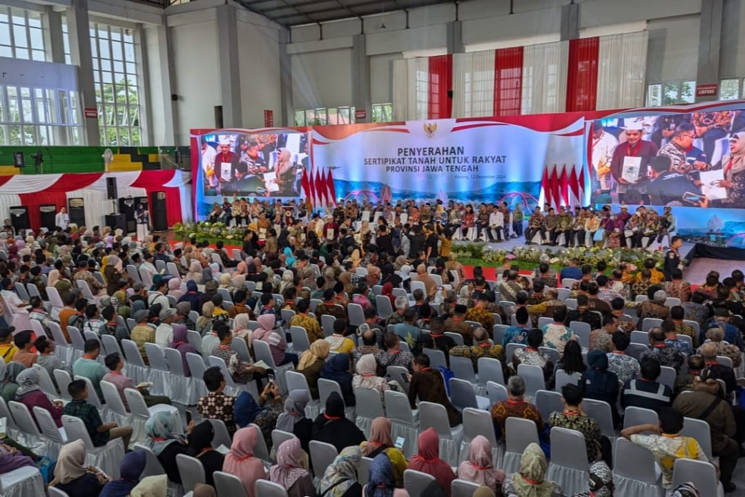 Wamen ATR BPN Membagikan 1500 Sertifikat Tanah ke Warga Batang