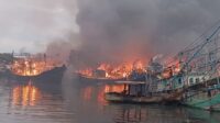 Puluhan Kapal Nelayan yang Bersandar di Pelabuhan Pelindo Tegal terbakar