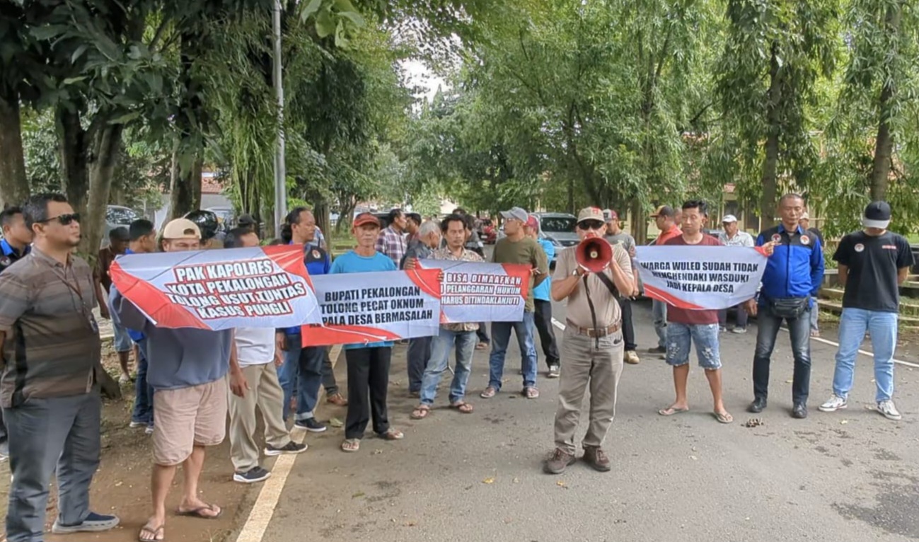 Inspektorat Pekalongan Lamban Tangani Kasus Kades Wuled, Warga Bersama LSM Robin Hood Gelar Aksi Demo