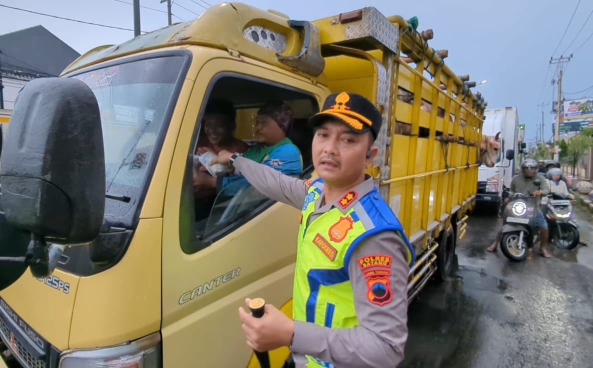 Polres Batang Berbagi Takjil di Tengah Guyuran hujan
