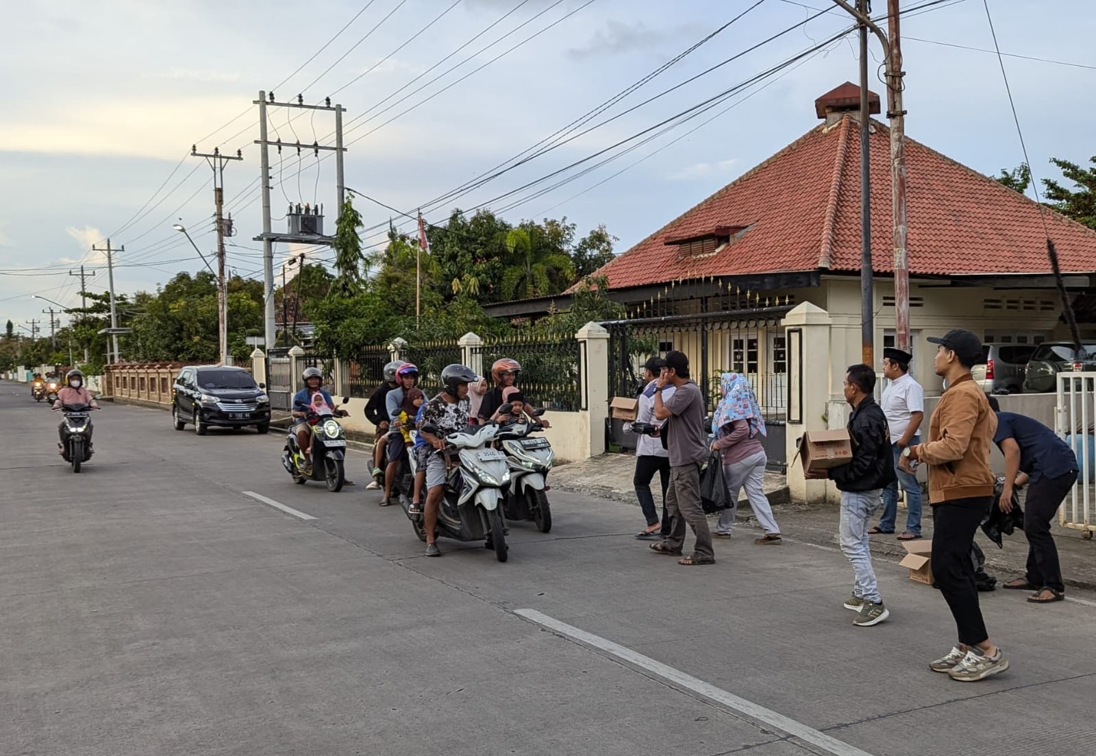 PWI Kota Pekalongan Membagikan Ratusan Paket Berbuka