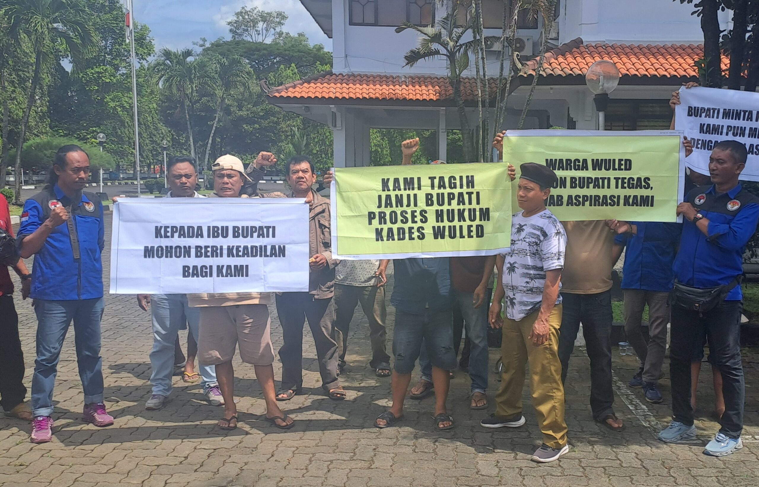 Warga Wuled di Dampangi LSM Robin Hood 23 Gelar Aksi Tagih Ketegasan Bupati Pekalongan Tangani Kasus Hukum Kades Wuled
