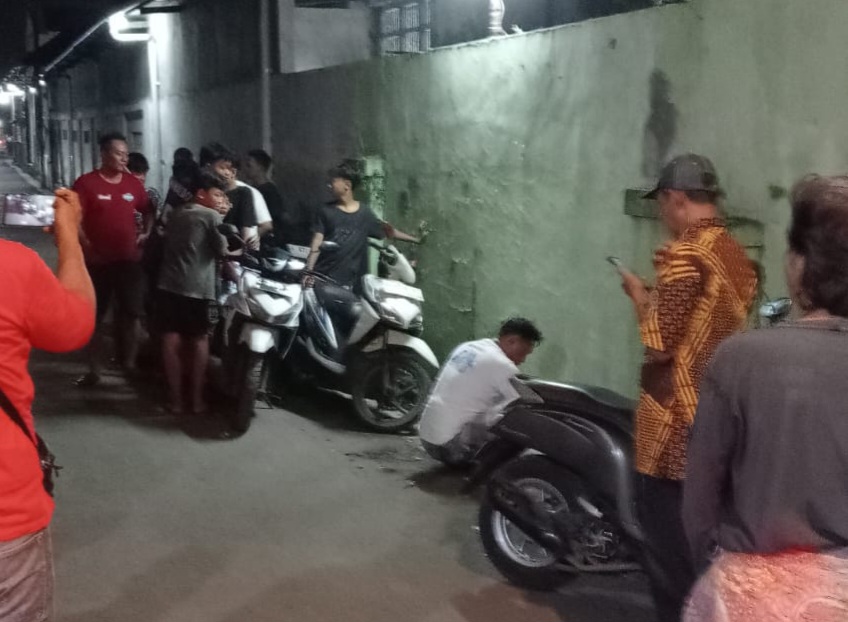 Kepergok Buang Sampah,Warga Berikan Sanksi Ambil Sampah di Selokan