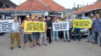 Puluhan Warga Wuled di Dampangi LSM Robin Hood 23 Datangi Polres Pekalongan Kota Minta Polisi Percepat Proses Hukum Kasus PTSL