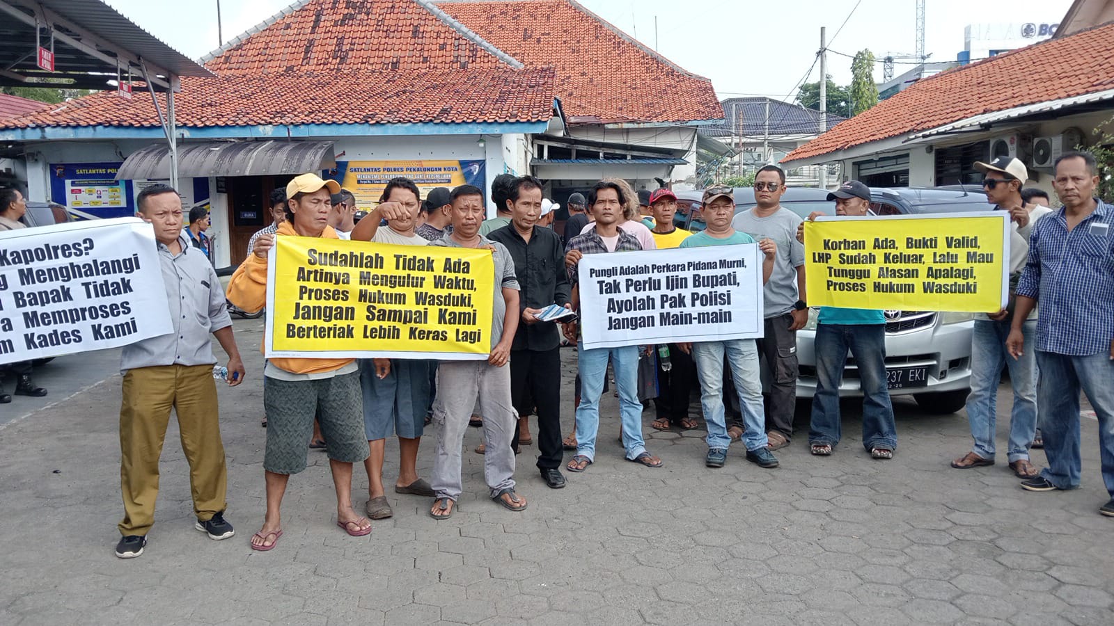 Puluhan Warga Wuled di Dampangi LSM Robin Hood 23 Datangi Polres Pekalongan Kota Minta Polisi Percepat Proses Hukum Kasus PTSL