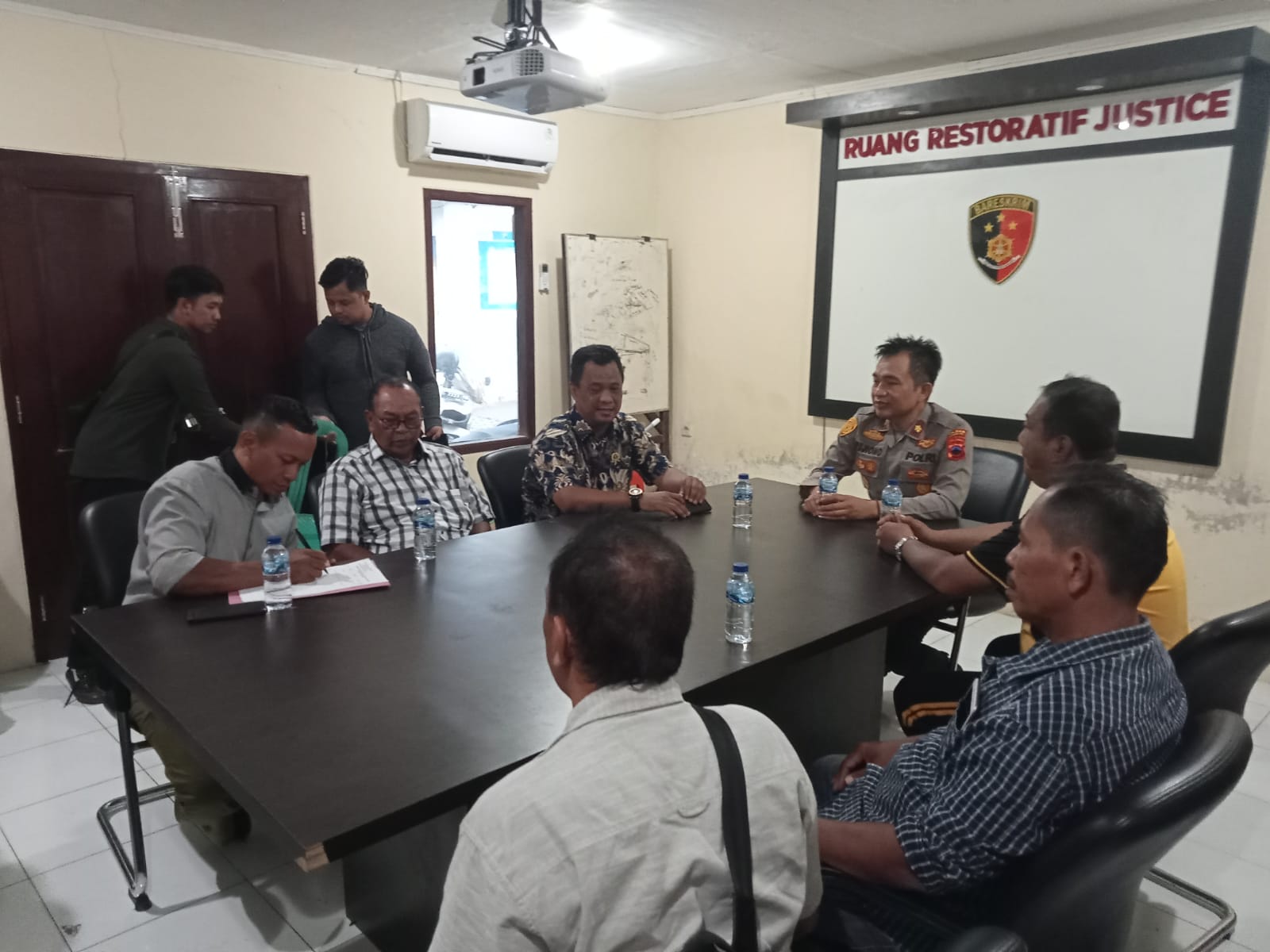 Puluhan Warga Wuled di Dampangi LSM Robin Hood 23 Datangi Polres Pekalongan Kota Minta Polisi Percepat Proses Hukum Kasus PTSL