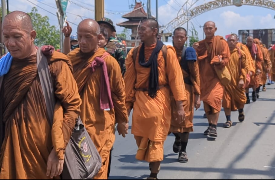 38 Biksu Thudong Tiba di Kota Pekalongan Menginap di Klenteng Po An Thian