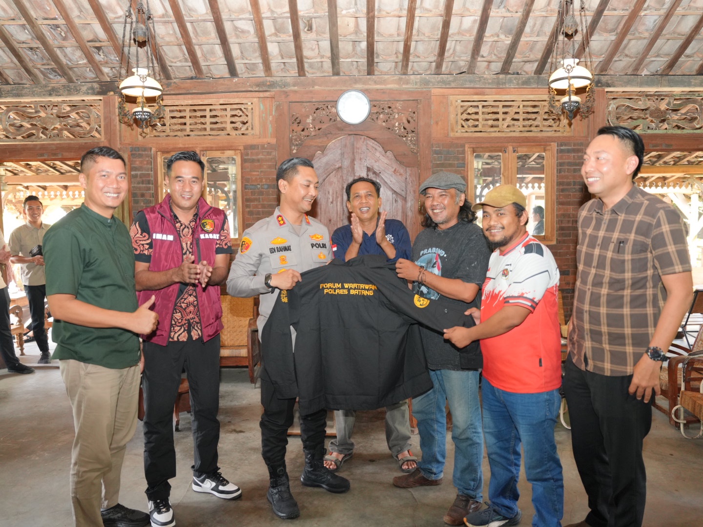 Kapolres Batang AKBP Edi Rahmat Mulyana Mengukuhkan Kepengurusan Forum Wartawan Polres Batang