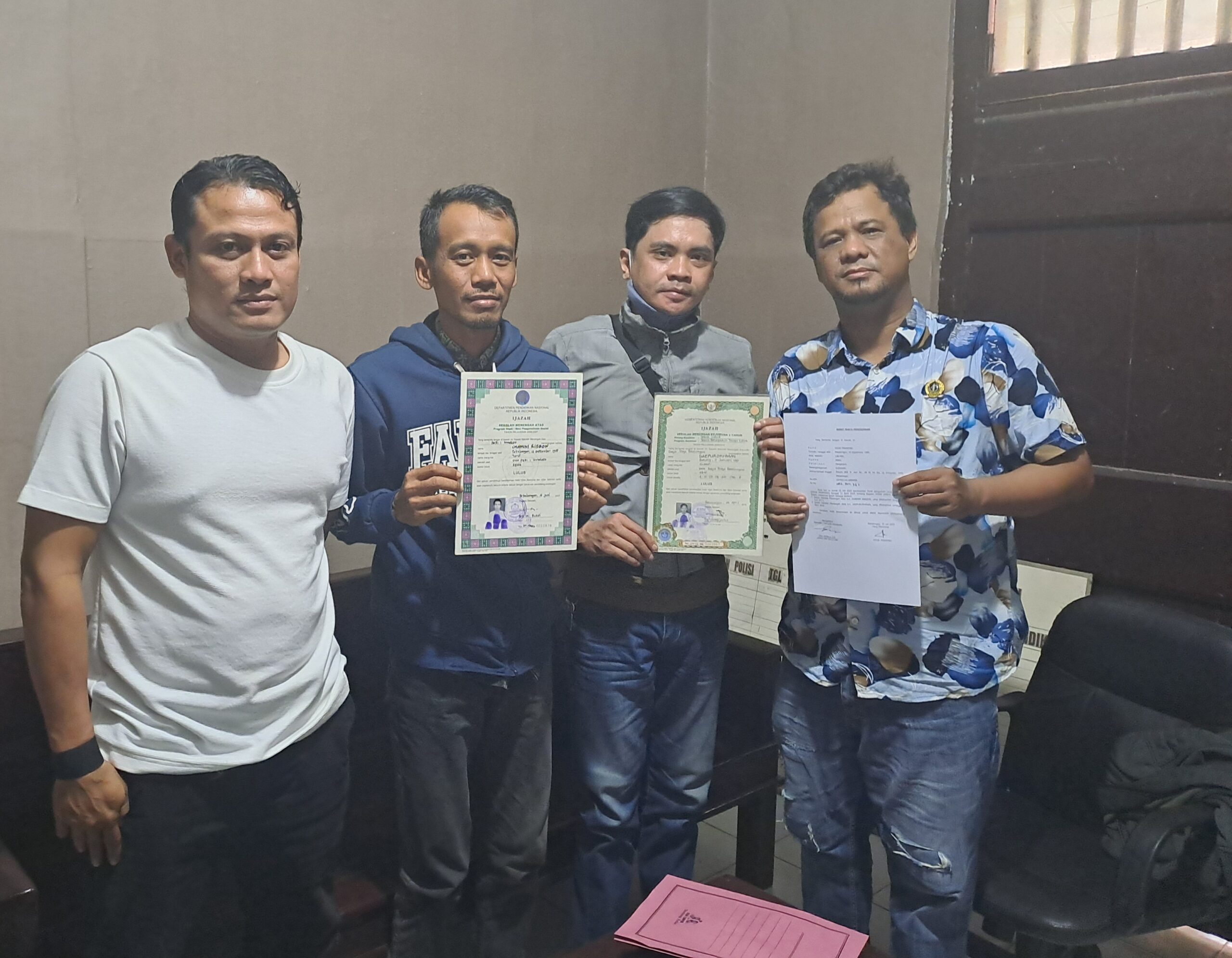 Dua Pemuda Pekalongan Akhirnya Terima Kembali ijasah Yang Ditahan Perushaan