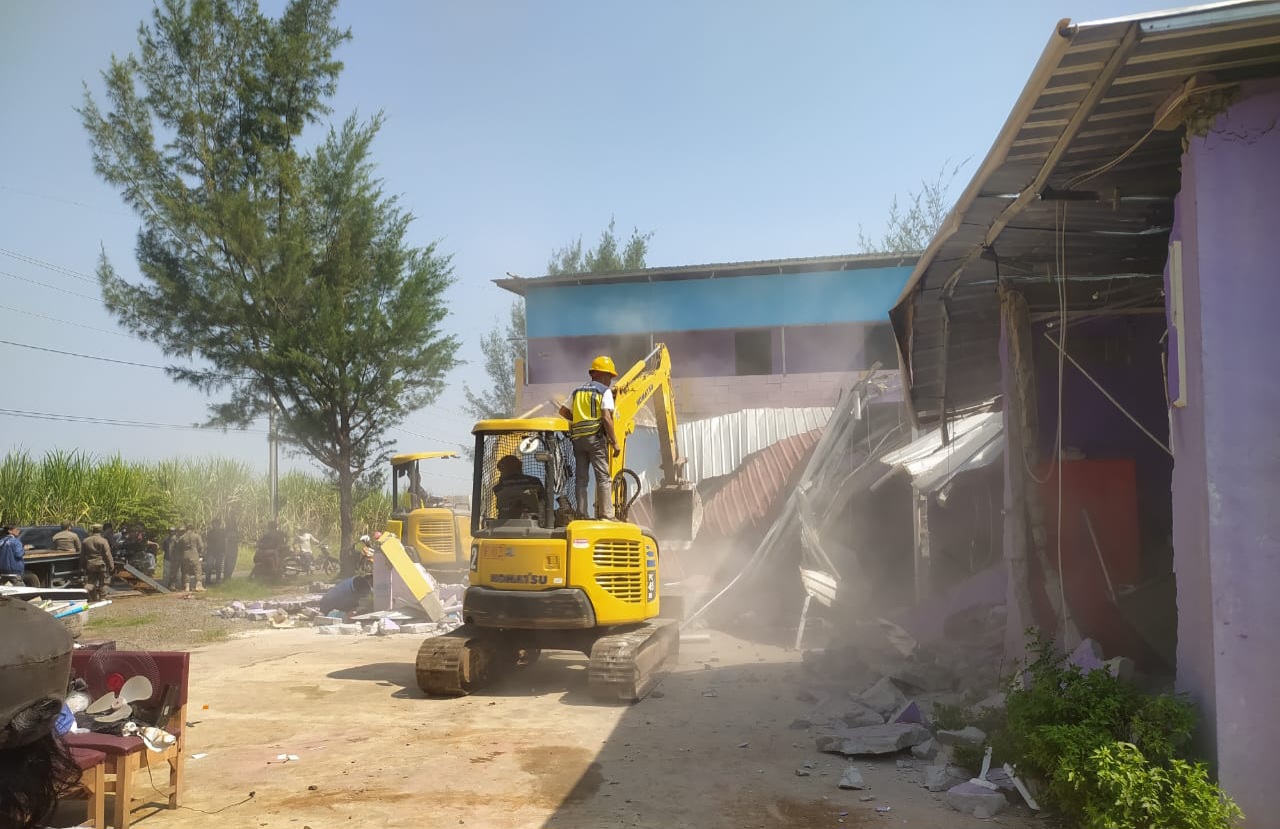 Diduga Langgar Perda, Puluhan Bangunan Karaoke Di Pantai Sigandu Dibongkar Satpol PP