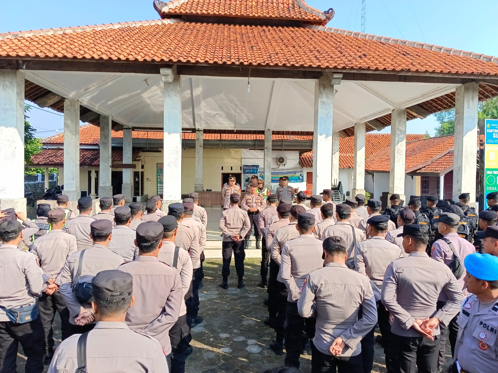 Polres Pekalongan Mengerahkan Ratusan Personil Untuk Amankan Audensi Warga Sijambe