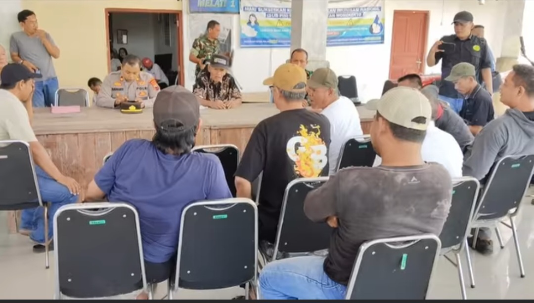 Ratusan Warga Sijambe Geruduk Balai Desa, Menuntut Mundur Sekretaris Desa