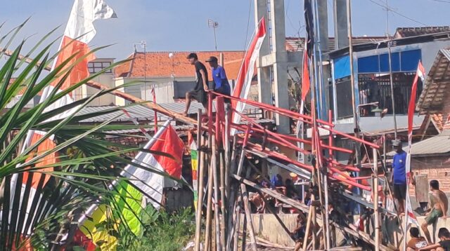 Lomba Meniti Pucang Meriahkan HUT ke-80 RI di Sampangan Kota Pekalongan