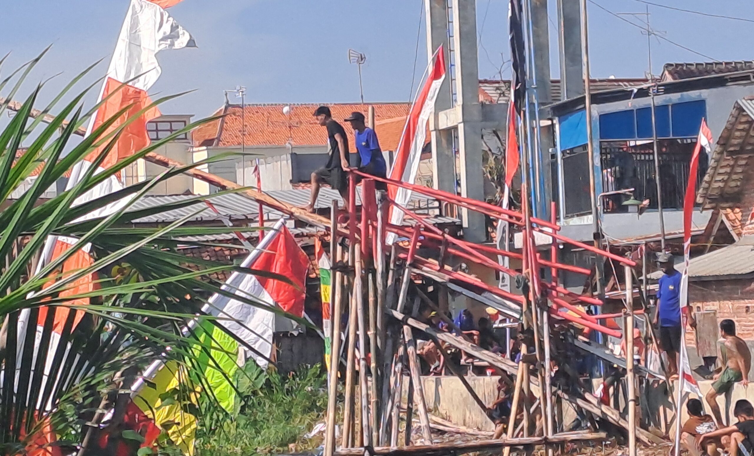 Lomba Meniti Pucang Meriahkan HUT ke-80 RI di Sampangan Kota Pekalongan