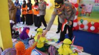 Semarak HUT ke-80 RI, Kapolres Pekalongan Bagikan Bendera Merah Putih kepada Anak PAUD