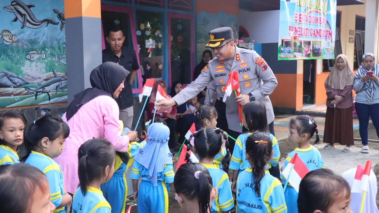 Kapolres Pekalongan Turun ke Jalan, Bagikan Bendera untuk Semarakkan HUT RI