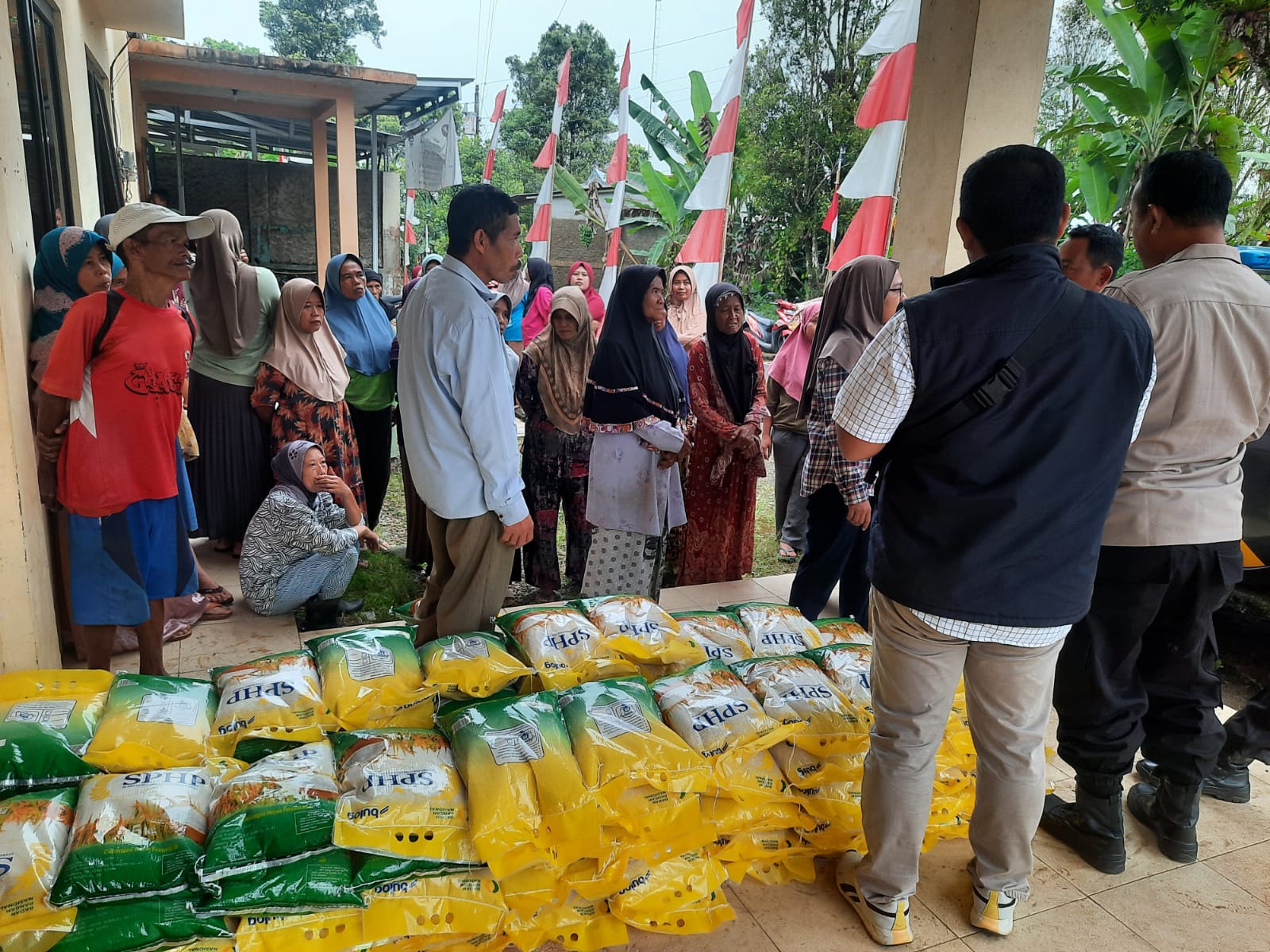 1,8 Ton Beras Ludes di Gerakan Pangan Murah Polsek Kedungwuni