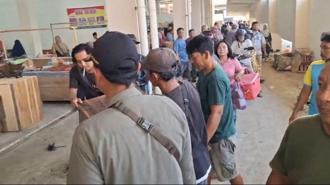 Pemkot Pekalongan Tertibkan Aktivitas Perdagangan di Pasar Banjarsari Secara Humanis