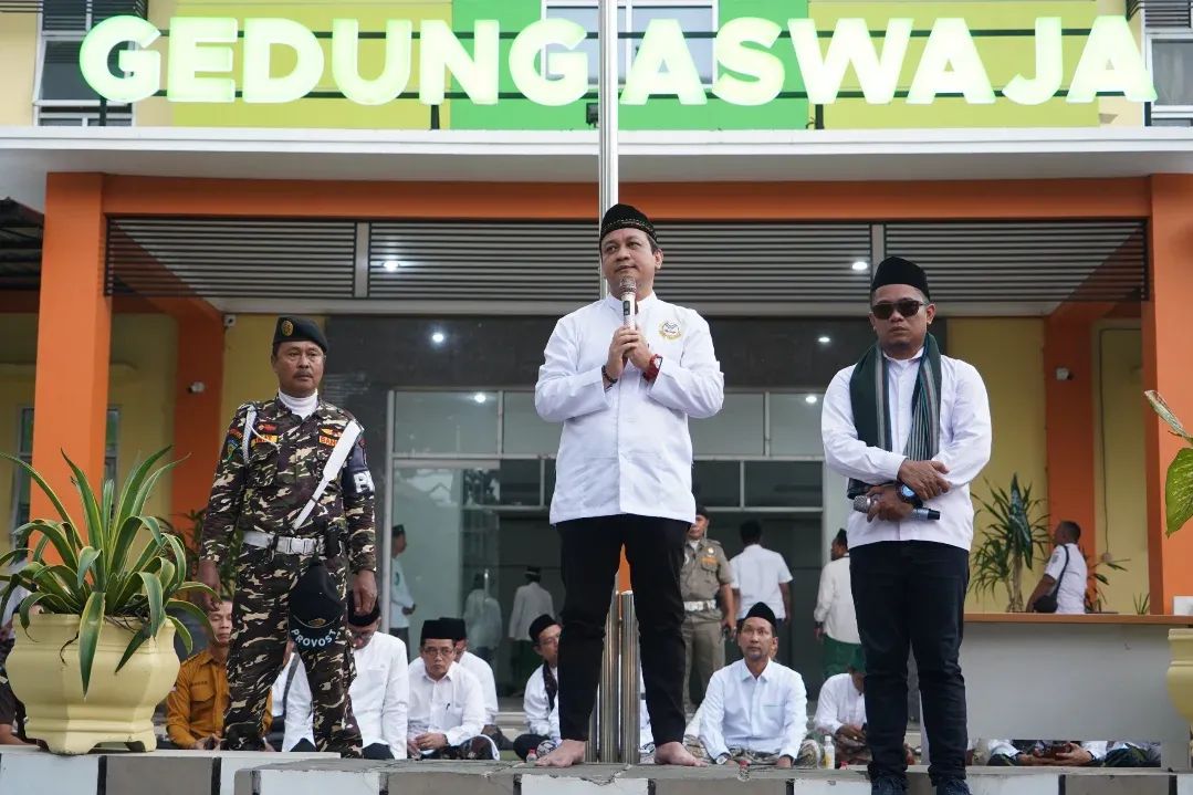 Santri dan Ulama Pekalongan Gelar Aksi Damai BoikotTrans7, Wali Kota Apresiasi Sikap Tertib dan Beradab Santri dan Ulama Pekalongan Gelar Aksi Damai BoikotTrans7, Wali Kota Apresiasi Sikap Tertib dan Beradab