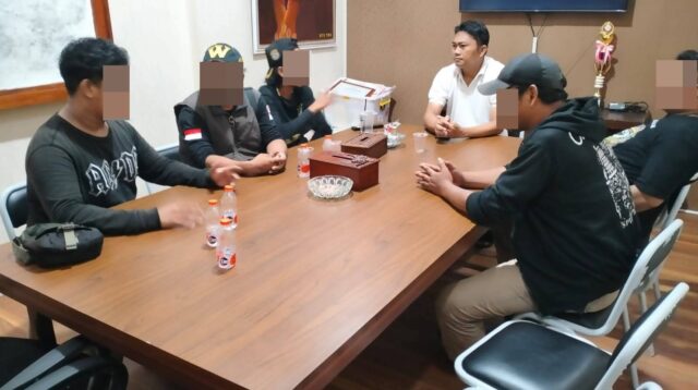 Keributan di Angkringan Ambon City Pekalongan Berakhir Damai, Diselesaikan Secara Kekeluargaan di Mapolres Keributan di Angkringan Ambon City Pekalongan Berakhir Damai, Diselesaikan Secara Kekeluargaan di Mapolres