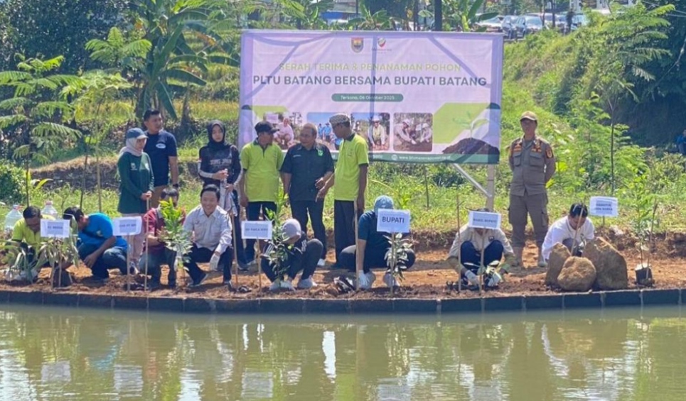 Bhimasena Power Serahkan 300 Bibit Pohon untuk Dukung Batang sebagai Kota Industri Bersih