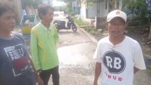 Warga Kelurahan Pasirsari Lakukan Swadaya Perbaikan Jalan