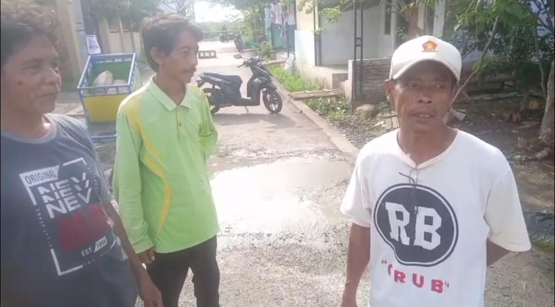 Warga Kelurahan Pasirsari Lakukan Swadaya Perbaikan Jalan