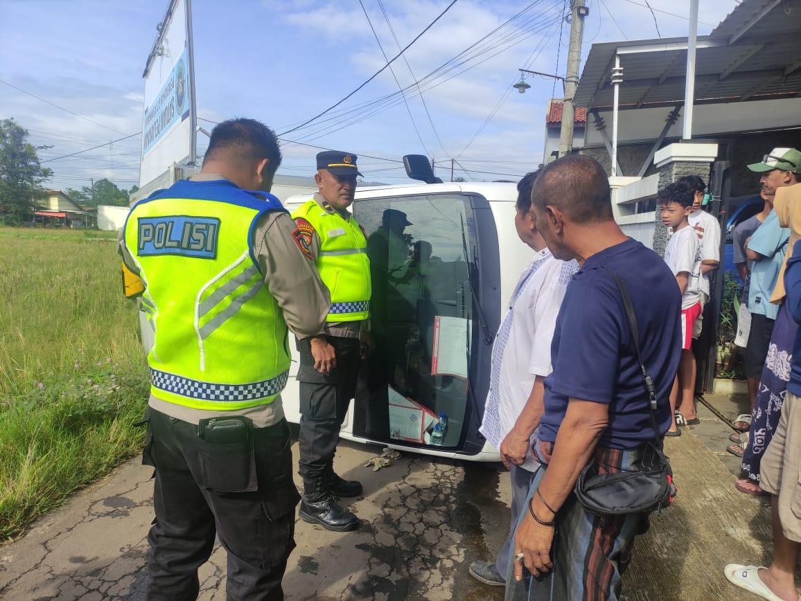 Pick-up Pengangkut MBG Terguling di Pekalongan, Polisi Temukan SIM Sopir Kedaluwarsa