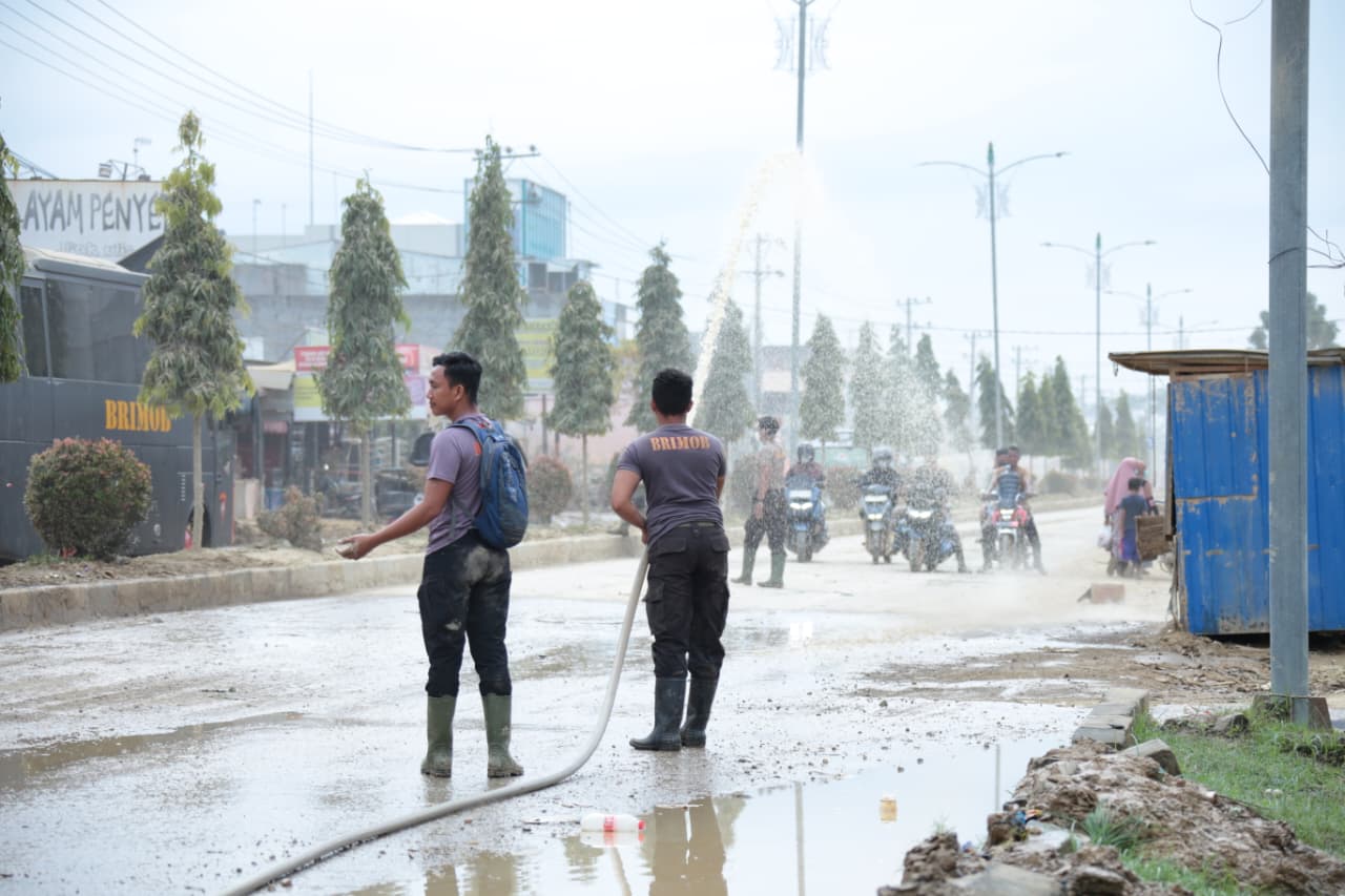 Sinergitas TNI–Polri, Brimob Bantu Kuras Sisa Banjir di Aceh Tamiang