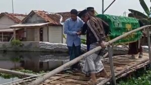 Akses Jembatan Rusak , Warga Pekalongan Kesulitan Mengantar Jenazah