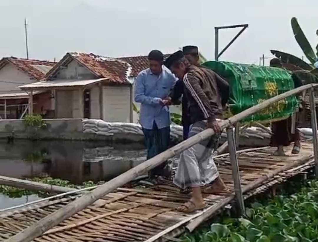 Akses Jembatan Rusak , Warga Pekalongan Kesulitan Mengantar Jenazah