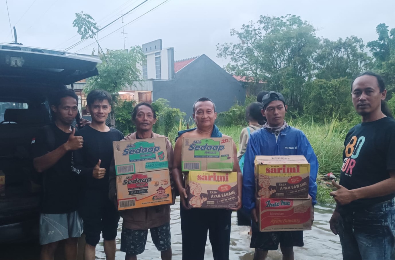 Peduli Banjir Pekalongan, LSM Robin Hood 23 dan Tim Salurkan Bantuan ke Warga Karangjompo