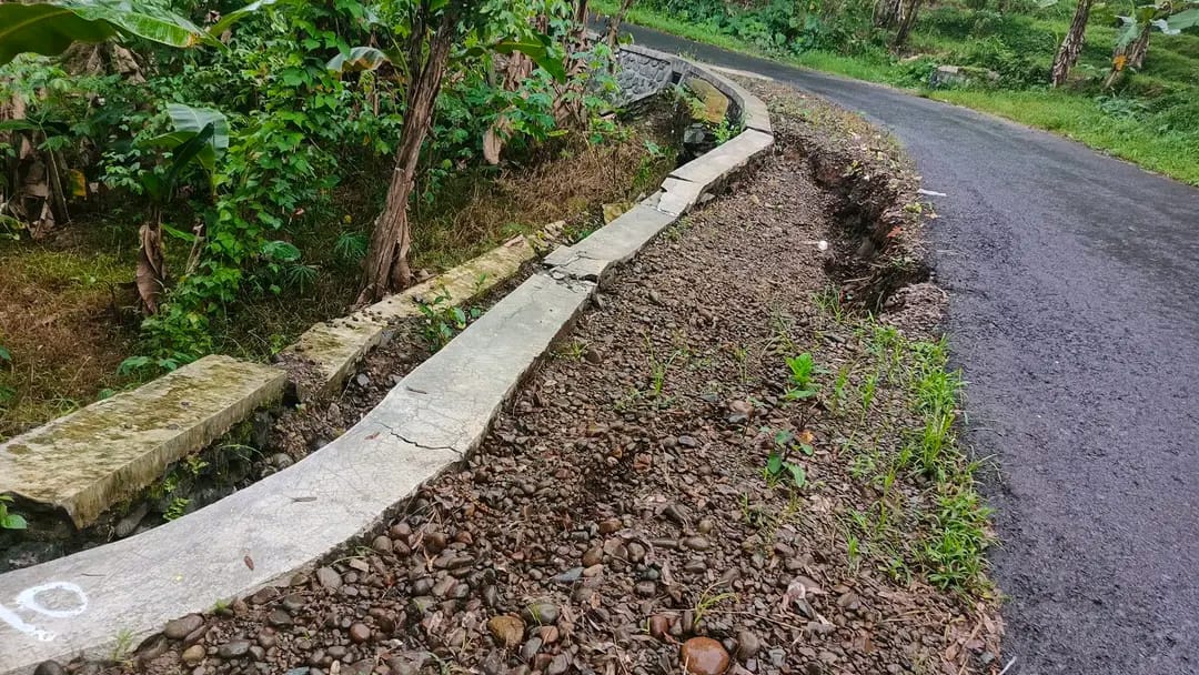 Kualitas Proyek Infrastruktur Dipertanyakan, Turap Penahan Tebing di Pekalongan Retak dan Amblas