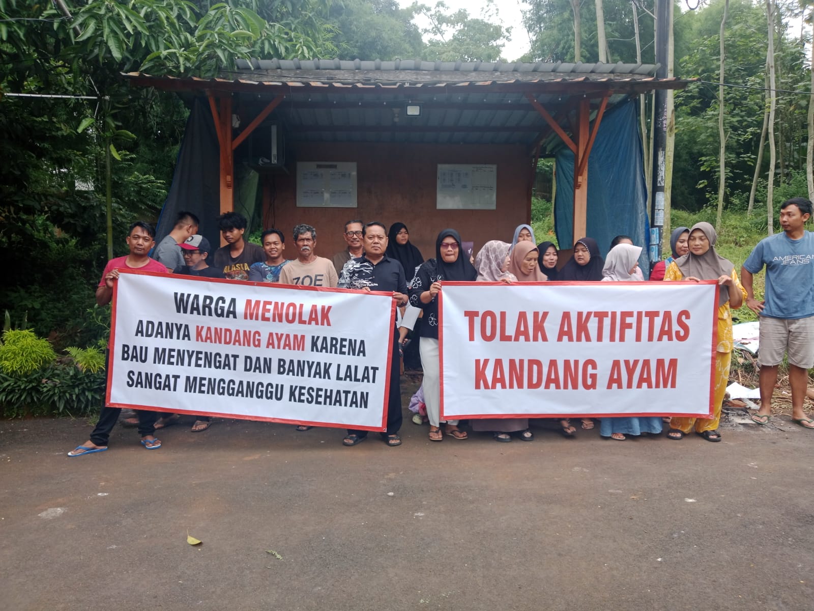 Bau Menyengat Kandang Ayam Petelur Resahkan Warga Desa Rowobelang