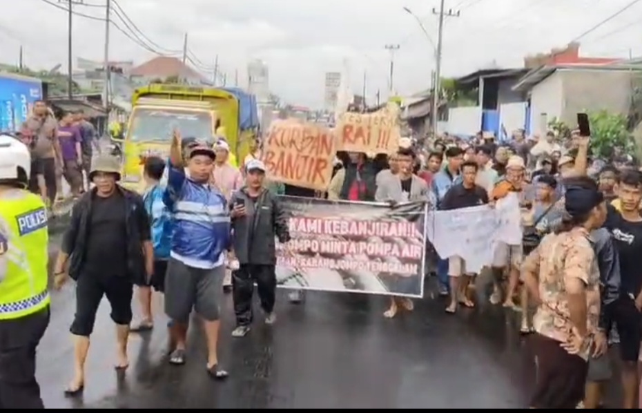 Banjir Tiga Pekan Tak Surut, Warga Tiga Desa di Tirto Gelar Aksi Protes